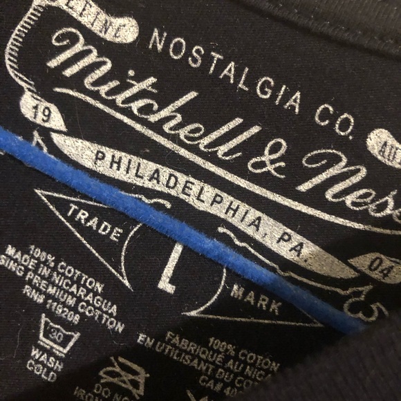 Mitchell & Ness Philadelphia 76ers Allen Iverson Hardwood Classic T-Shirt - Picture 5 of 5